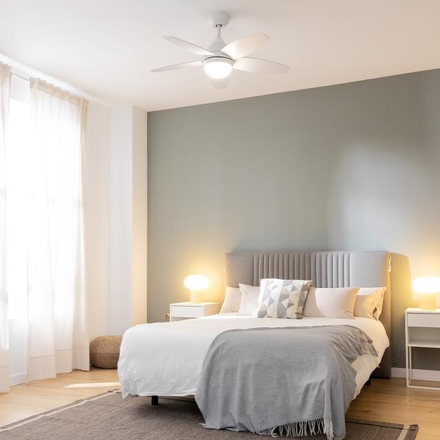 Cecotec EnergySilence Aero 4200 LightWood Ventilador De Techo De 49W Y 42” Con Luz LED De 15W 3 Tonalidades Seleccionables Mando A Distancia Temporizador Seleccionable 3 Velocidades Y 5 Aspas. Ventilador De Techo