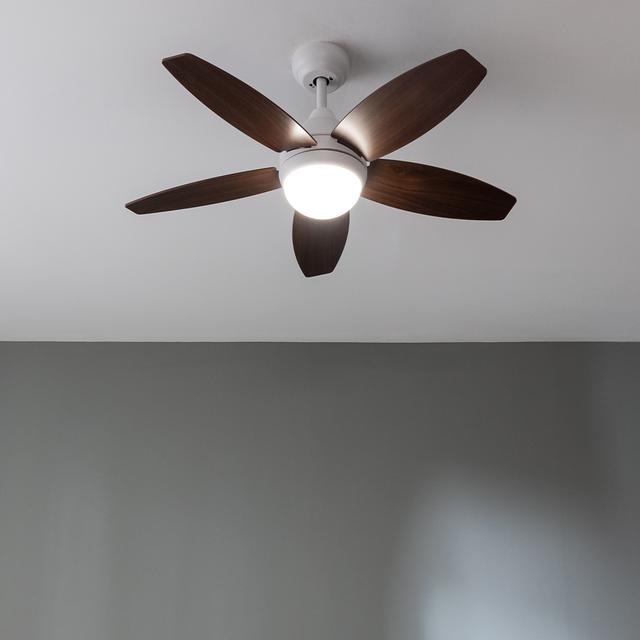 Cecotec EnergySilence Aero 4200 White&DarkWood Ventilador De Techo De 53W Y 42” Con Luz LED De 15W 3 Tonalidades Seleccionables Mando A Distancia Temporizador Seleccionable 3 Velocidades Y 5 Aspas. Ventilador De Techo 