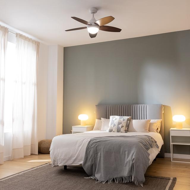 Cecotec EnergySilence Aero 4200 White&DarkWood Ventilador De Techo De 53W Y 42” Con Luz LED De 15W 3 Tonalidades Seleccionables Mando A Distancia Temporizador Seleccionable 3 Velocidades Y 5 Aspas. Ventilador De Techo 
