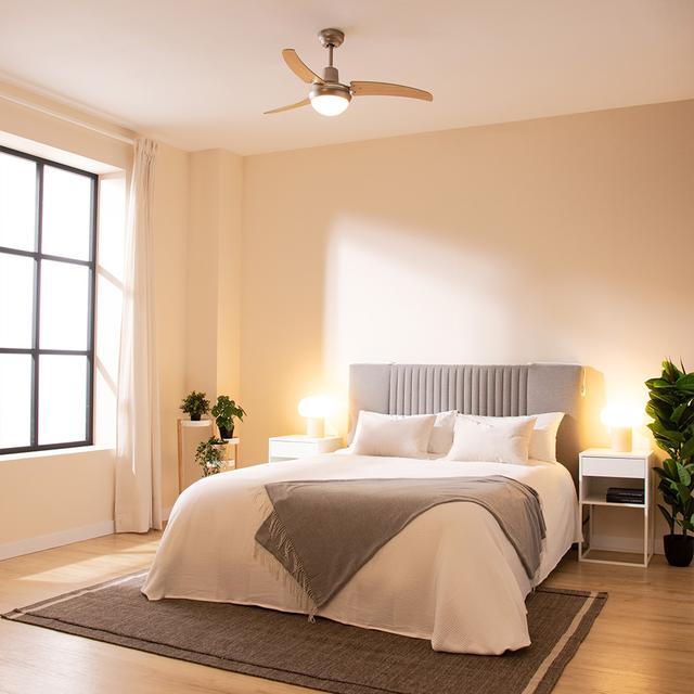 Cecotec EnergySilence Aero 480. Ventilador De Techo Con Mando A Distancia Y Luz 65 W 106 Cm De Diámetro 3 Aspas Reversibles 3 Velocidades Acabado En Madera Nogal/Haya Ventilador De Techo