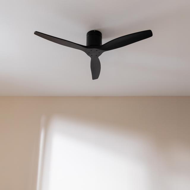 Cecotec EnergySilence Aero 5500 Aqua Black&Black Connected Ventilador De Techo De 40 W Y 52” Con Mando A Distancia Control Por Wifi Y Mando A Distancia Protección IP44 6 Velocidades 3 Aspas Modo Winter-summer Y Temporizador D