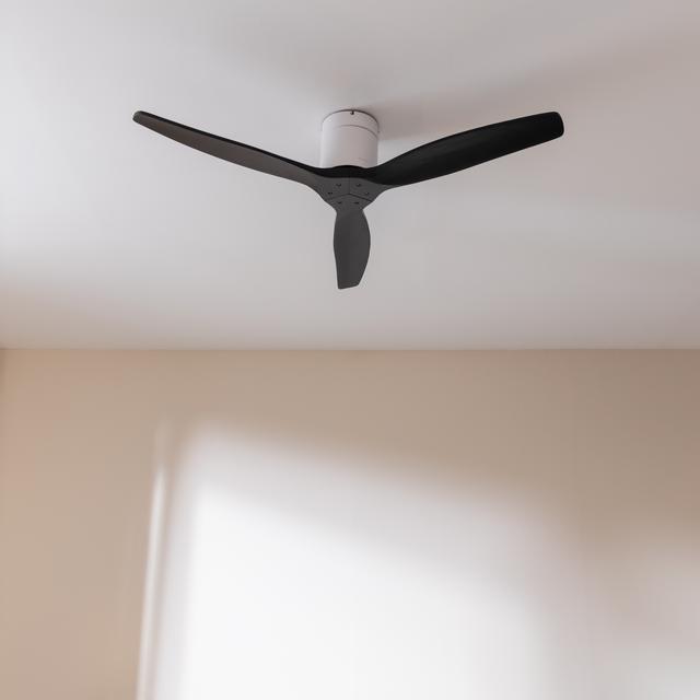 Cecotec EnergySilence Aero 5500 Aqua White&Black Connected Ventilador De Techo De 40 W Y 52” Con Mando A Distancia Control Por Wifi Y Mando A Distancia Protección IP44 6 Velocidades 3 Aspas Modo Winter-summer Y Temporizador D