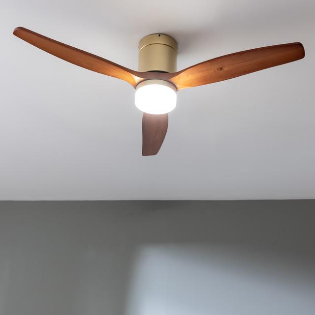 Cecotec EnergySilence Aero 5600 Aqua GoldDarkWood Connected Ventilador De Techo De 40 W Y 52” Con Mando A Distancia Control Por Wifi Y Mando A Distancia Protección IP44 Luz 6 Velocidades 3 Aspas Modo Winter-summer Y Temporiza