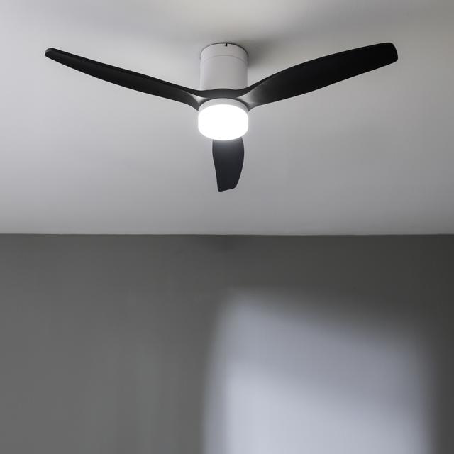 Cecotec EnergySilence Aero 5600 Aqua White&Black Connected Ventilador De Techo De 40 W Y 52” Con Mando A Distancia Control Por Wifi Y Mando A Distancia Protección IP44 Luz 6 Velocidades 3 Aspas Modo Winter-summer Y Temporizad