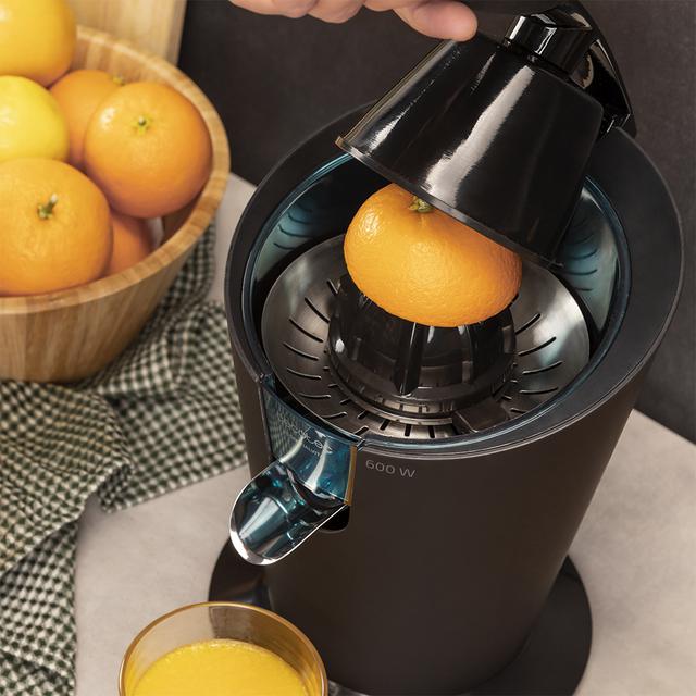 Cecotec EssentialVita PowerFresh 600 Black. Exprimidor Eléctrico De Brazo De 600 W Filtro De Acero Inoxidable 2 Conos Desmontables Boquilla Antigoteo Cuerpo Negro Con Acabado Soft Touch Exprimidor De Brazo