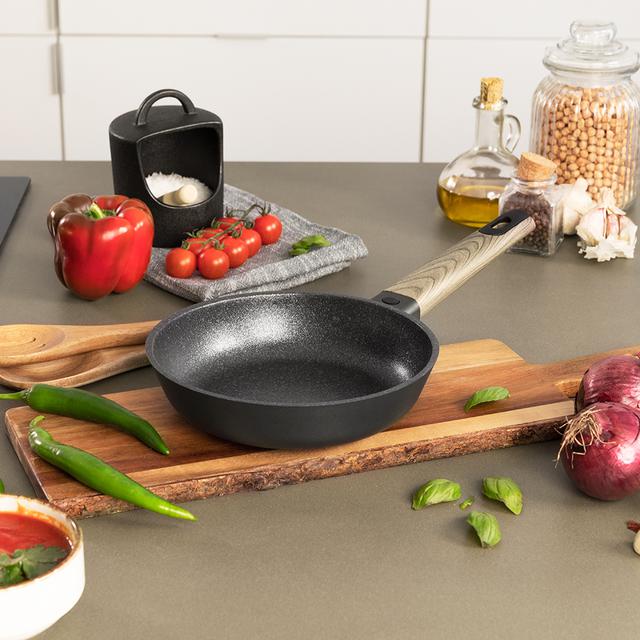 Cecotec Polka Excellence 20 Bucket Force. Sartén Con Diámetro De 20 Cm Aluminio Fundido Revestimiento Antiadherente Apta Para Lavavajillas Y Todo Tipo De Cocinas Fondo Indeformable Sartén