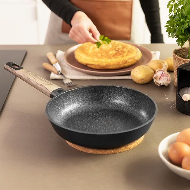 Cecotec Polka Excellence 24 Bucket Force.Sartén Con Diámetro De 24 Cm Aluminio Fundido Revestimiento Antiadherente Apta Para Lavavajillas Y Todo Tipo De Cocinas Fondo Indeformable Sartén