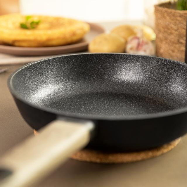 Cecotec Polka Excellence 28 Bucket Force. Sartén Con Diámetro De 28 Cm Aluminio Fundido Revestimiento Antiadherente Apta Para Lavavajillas Y Todo Tipo De Cocinas Fondo Indeformable Sartén 