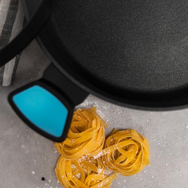 Cecotec Polka Platinum 28 Low Pot Thunder. Olla Baja Con Diámetro 28 Cm Aluminio Forjado Revestimiento Antiadherente Teflon Platinum Plus Apta Para Lavavajillas Y Todo Tipo De Cocinas Libre PFOA Olla