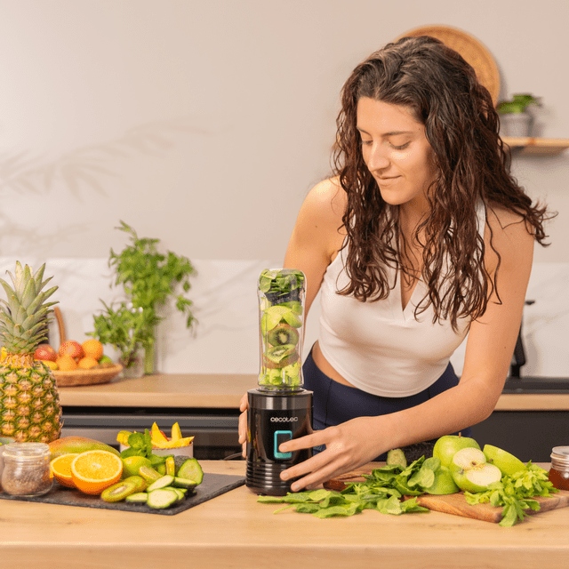 Cecotec Power Titanium 350 Batidora De Smoothies Con Vaso Portátil 4 Cuchillas Con Recubrimiento De Titanio Negro Y 350 W.  Batidora De Smoothies Con Vaso 