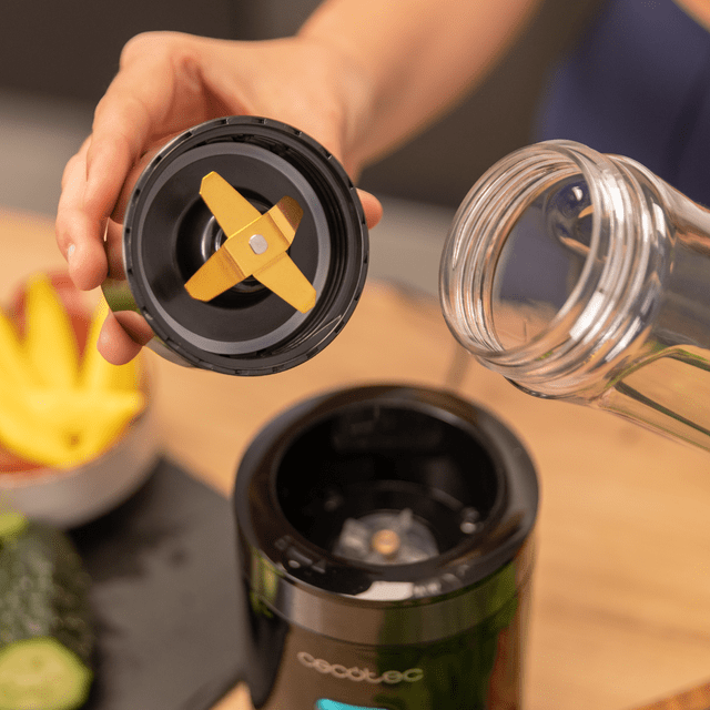 Cecotec Power Titanium 350 Batidora De Smoothies Con Vaso Portátil 4 Cuchillas Con Recubrimiento De Titanio Negro Y 350 W.  Batidora De Smoothies Con Vaso 