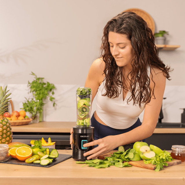 Cecotec Power Titanium 350 EasyGo Batidora De Smoothies Con Vaso Portátil 4 Cuchillas Con Recubrimiento De Titanio Negro Y 350 W. Batidora De Smoothies Con Vaso
