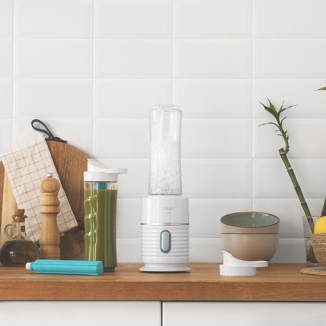 Cecotec Power Titanium 500 Fresh&Go .Batidora Smoothies De Vaso Individual Con Potencia 500 W Cuchillas Con Recubrimiento De Titanio Negro 2 Tubos Refrigeradores 2 Vasos Portátiles De 600 Ml Batidora De Vaso Individual