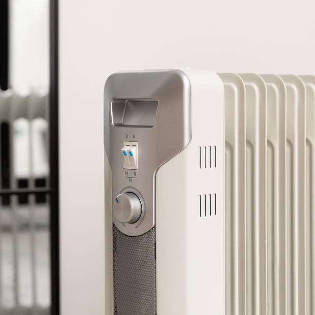 Cecotec ReadyWarm 11000 Space Radiador De Aceite De 11 Módulos Y 2500 W Con 3 Niveles De Potencia Cobertura De 25 M² Recogecables Control Sencillo Asa Ruedas Y Doble Sistema De Seguridad. Radiador De Aceite