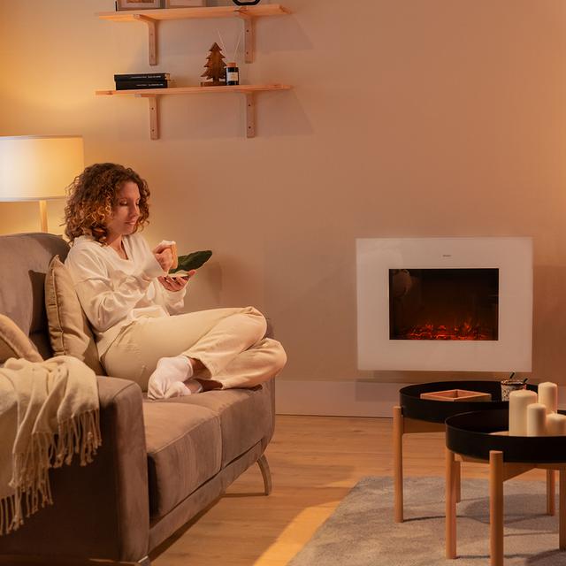 Cecotec ReadyWarm 2690 Flames Connected White Chimenea Eléctrica Decorativa De 26” Con Máxima Potencia De 2000 W. Dos Intensidades 1000 W Y 2000 W. Control Por Wi-Fi. Mando A Distancia. Panel Plano De Cristal Templado. Llama