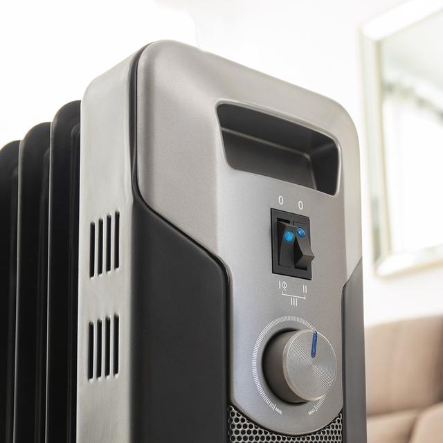 Cecotec ReadyWarm 7000 Space Black Radiador De Aceite De 7 Módulos Y 1500 W Con 3 Niveles De Potencia Cobertura De 15 M² Recogecables Control Sencillo Asa Ruedas Y Doble Sistema De Seguridad.Radiador De Aceite