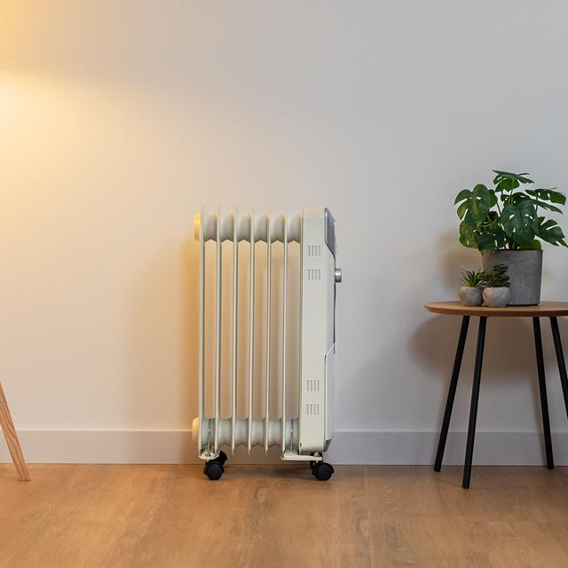 Cecotec ReadyWarm 7000 Space Radiador De Aceite De 7 Módulos Y 1500 W Con 3 Niveles De Potencia Cobertura De 15 M² Recogecables Control Sencillo Asa Ruedas Y Doble Sistema De Seguridad. Radiador De Aceite