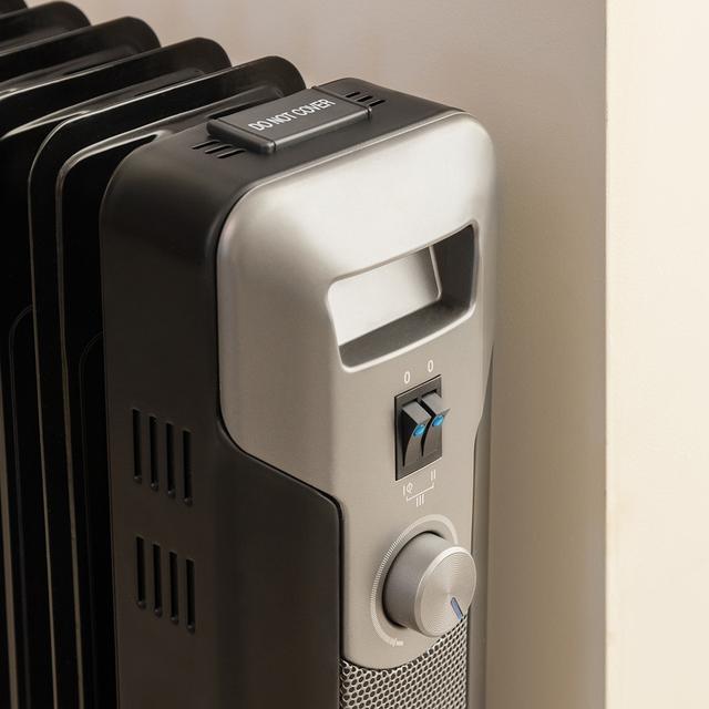 Cecotec ReadyWarm 9000 Space Black Radiador De Aceite De 9 Módulos Y 2000W Con 3 Niveles De Potencia Cobertura De 20 M² Recogecables Control Sencillo Asa Ruedas Y Doble Sistema De Seguridad. Radiador De Aceite