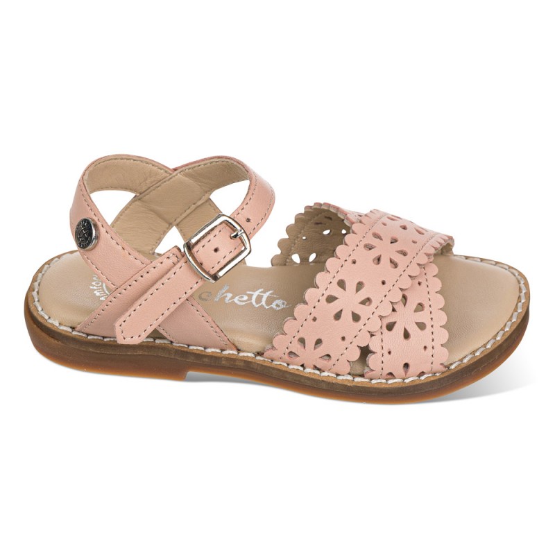 Chetto Sandalia en piel con picados en flores