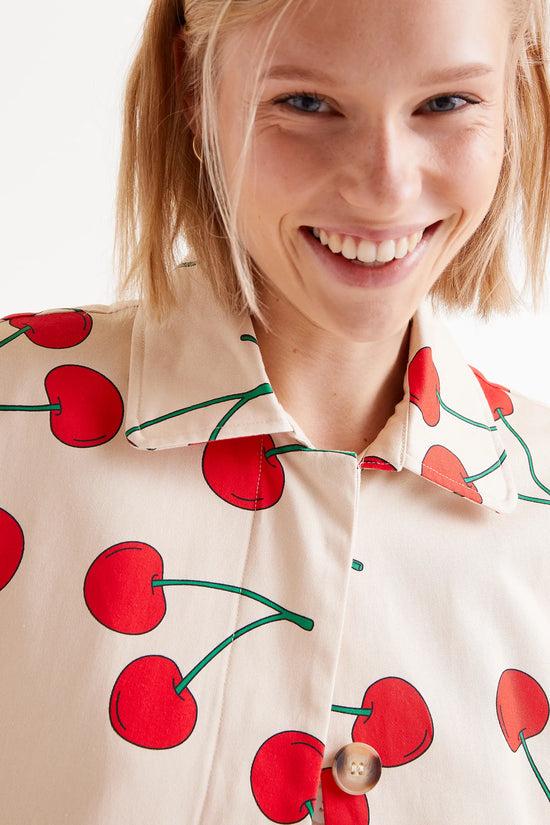Compania Fantastica Gabardina Con Estampado De Cerezas