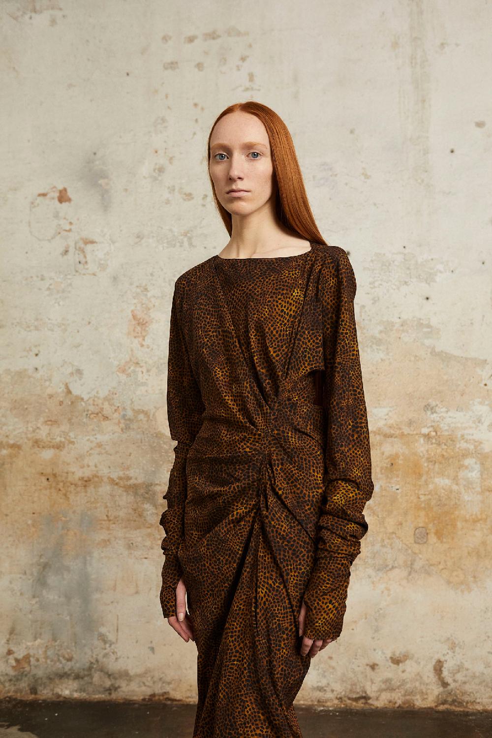 Cortana Carey Vestido Largo En Seda Animal Print