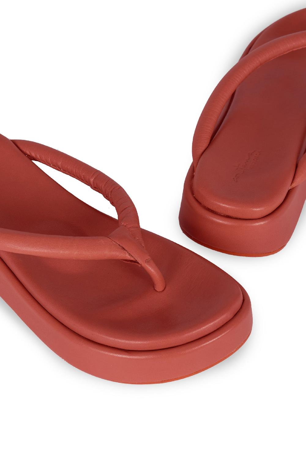 Cortana Geisha Sandalia Plana Arcilla