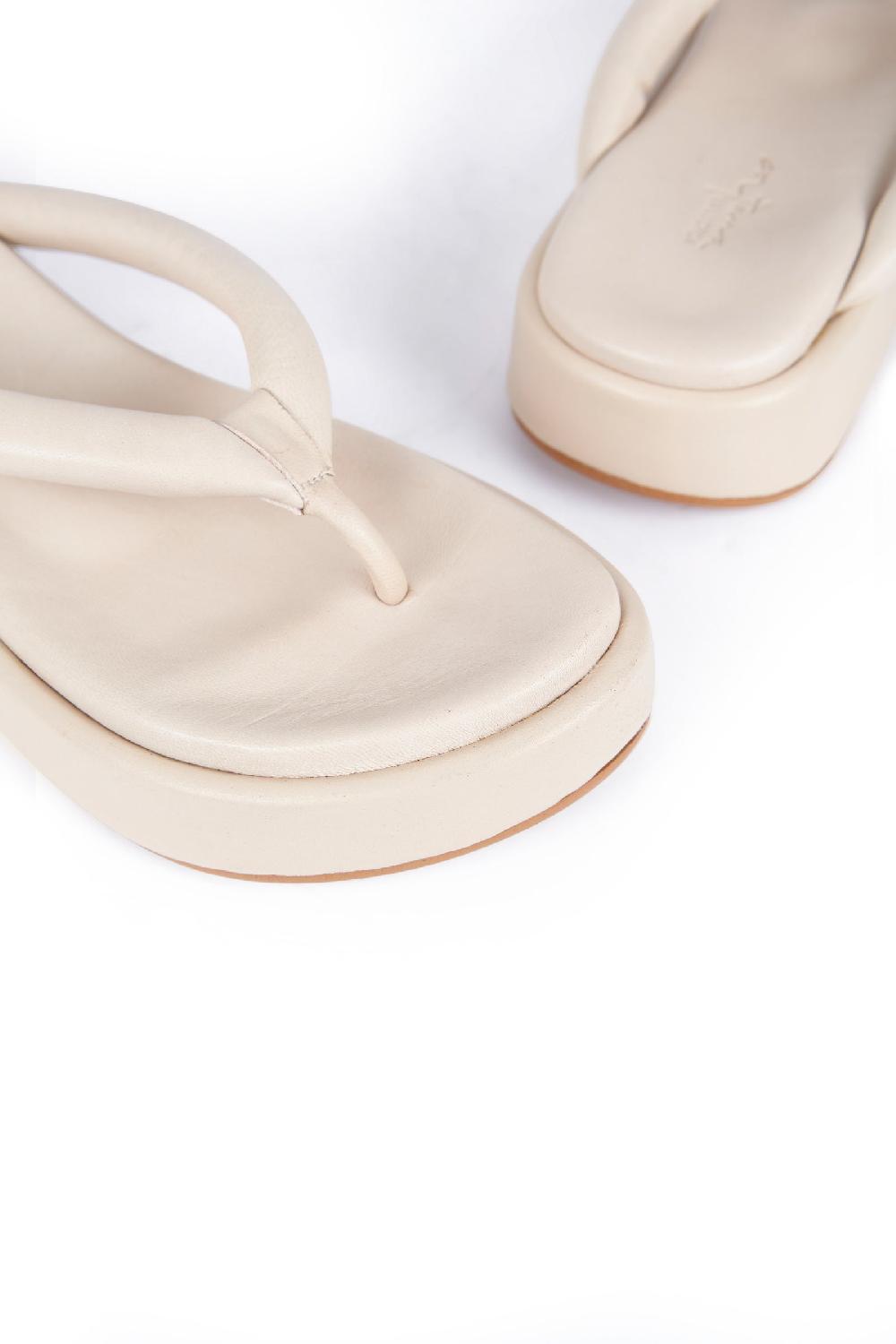 Cortana Geisha Sandalia Plana En Crudo