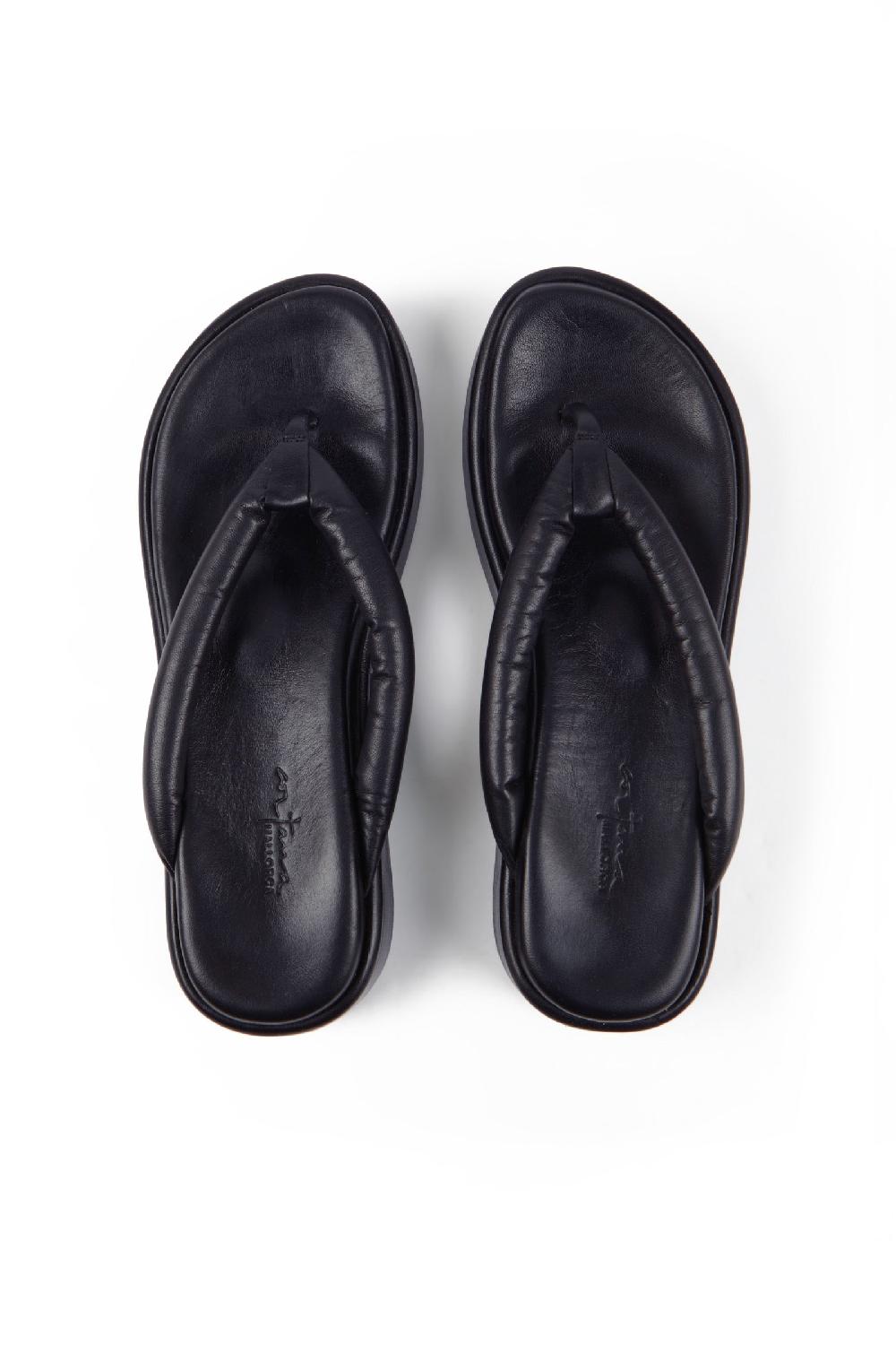 Cortana Geisha Sandalia Plana En Negro