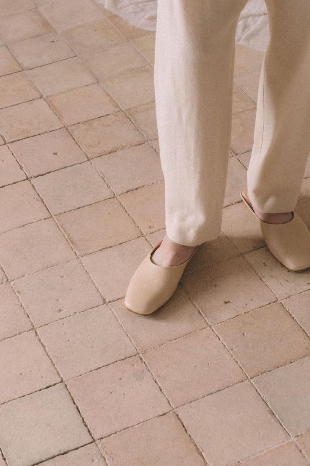 Cortana Jackie Mule En Cuero Beige