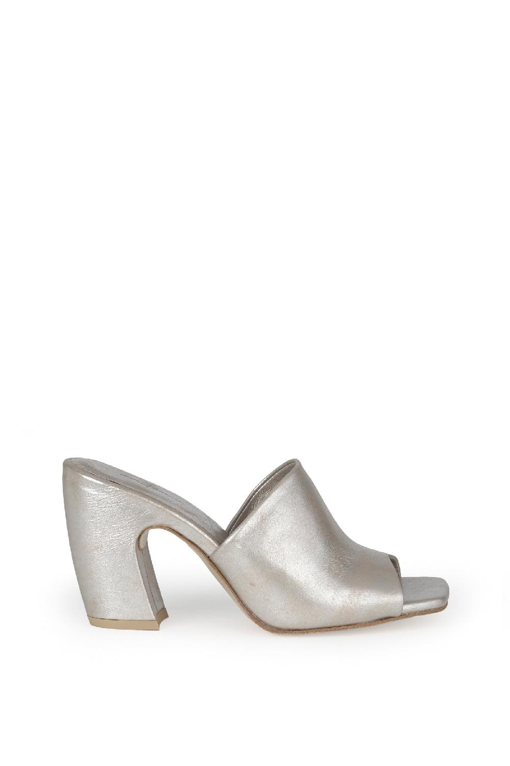 Cortana Janis mules en blanco plateado