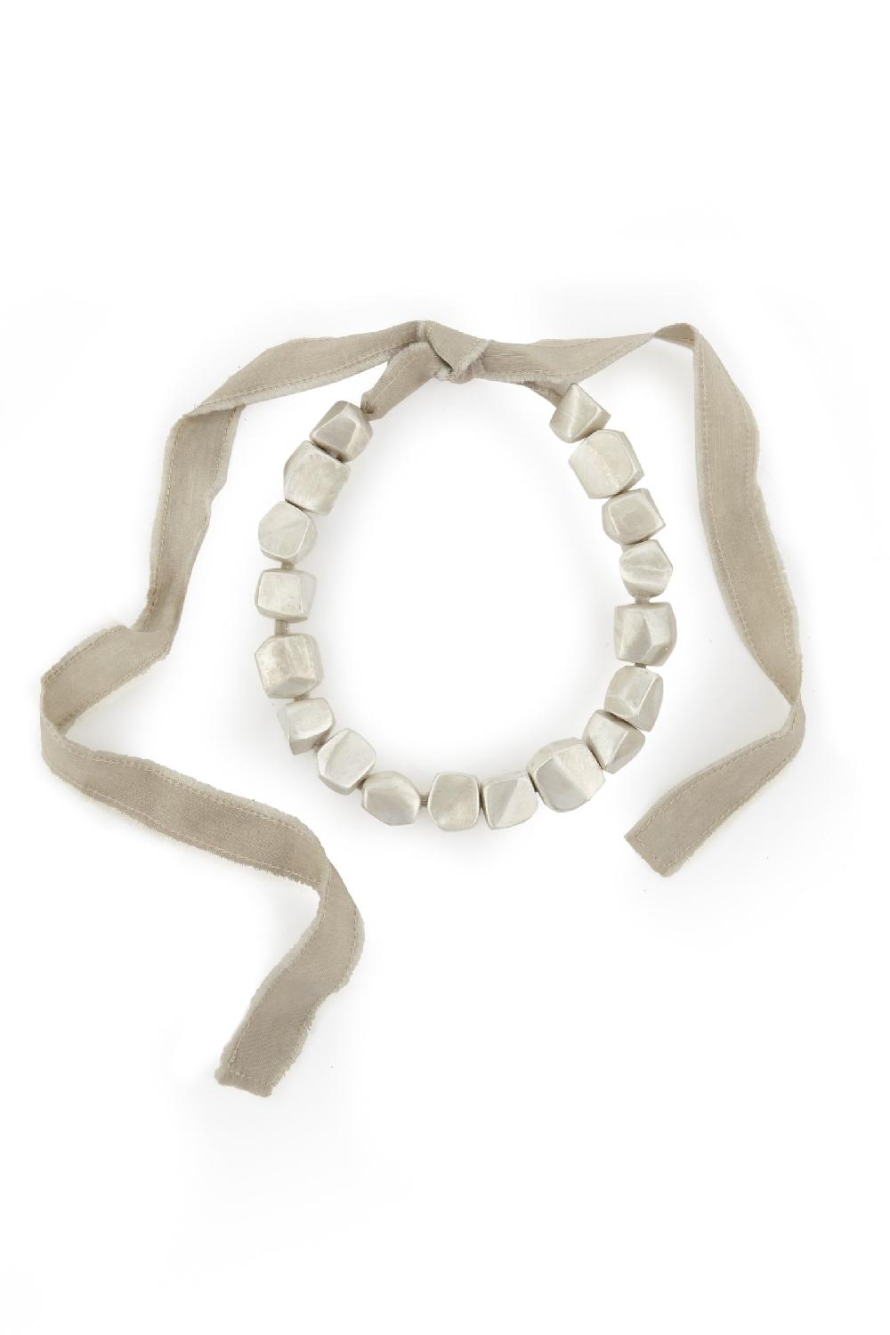 Cortana Lapis collar en plata y seda