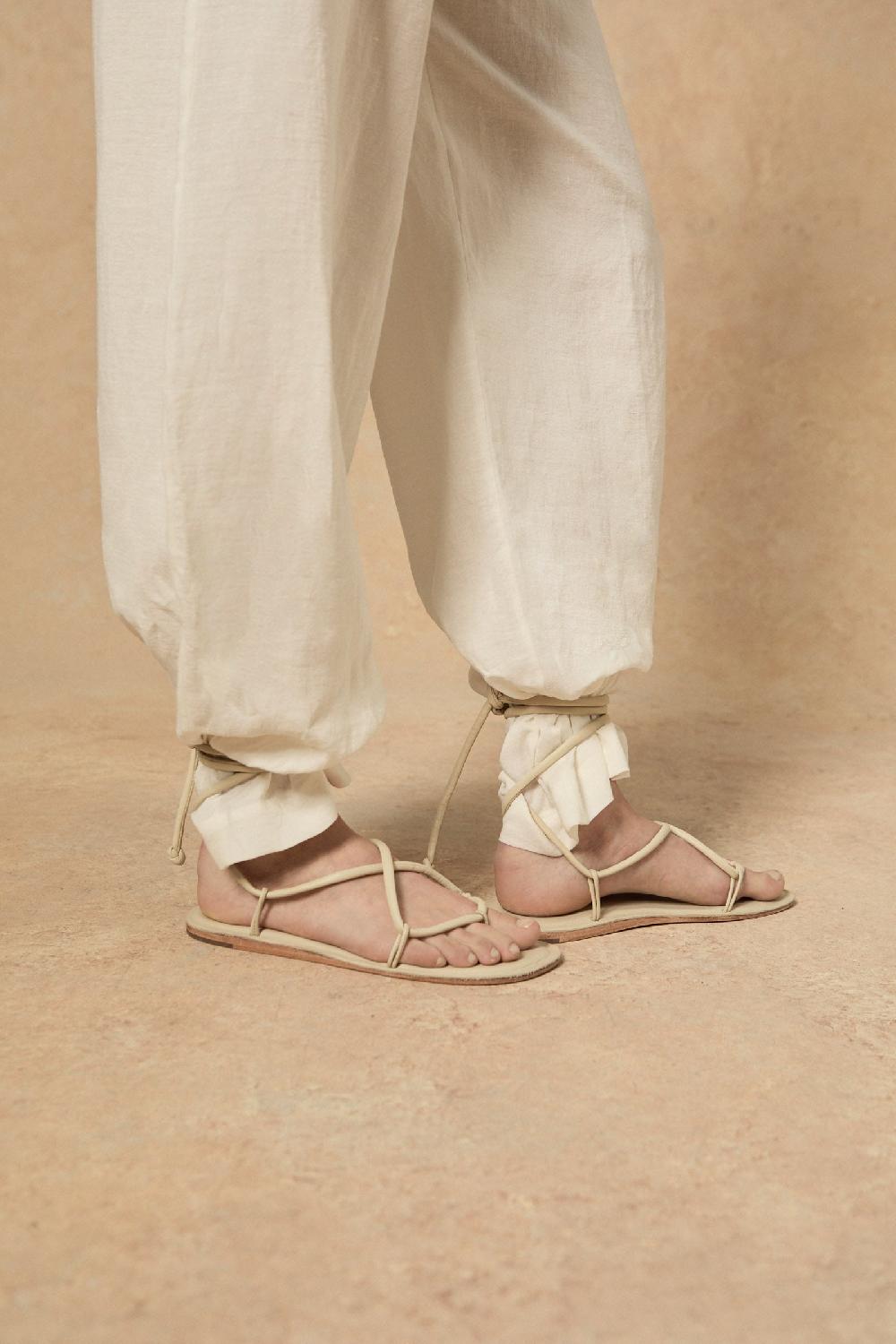 Cortana Lou Sandalia Plana En Beige