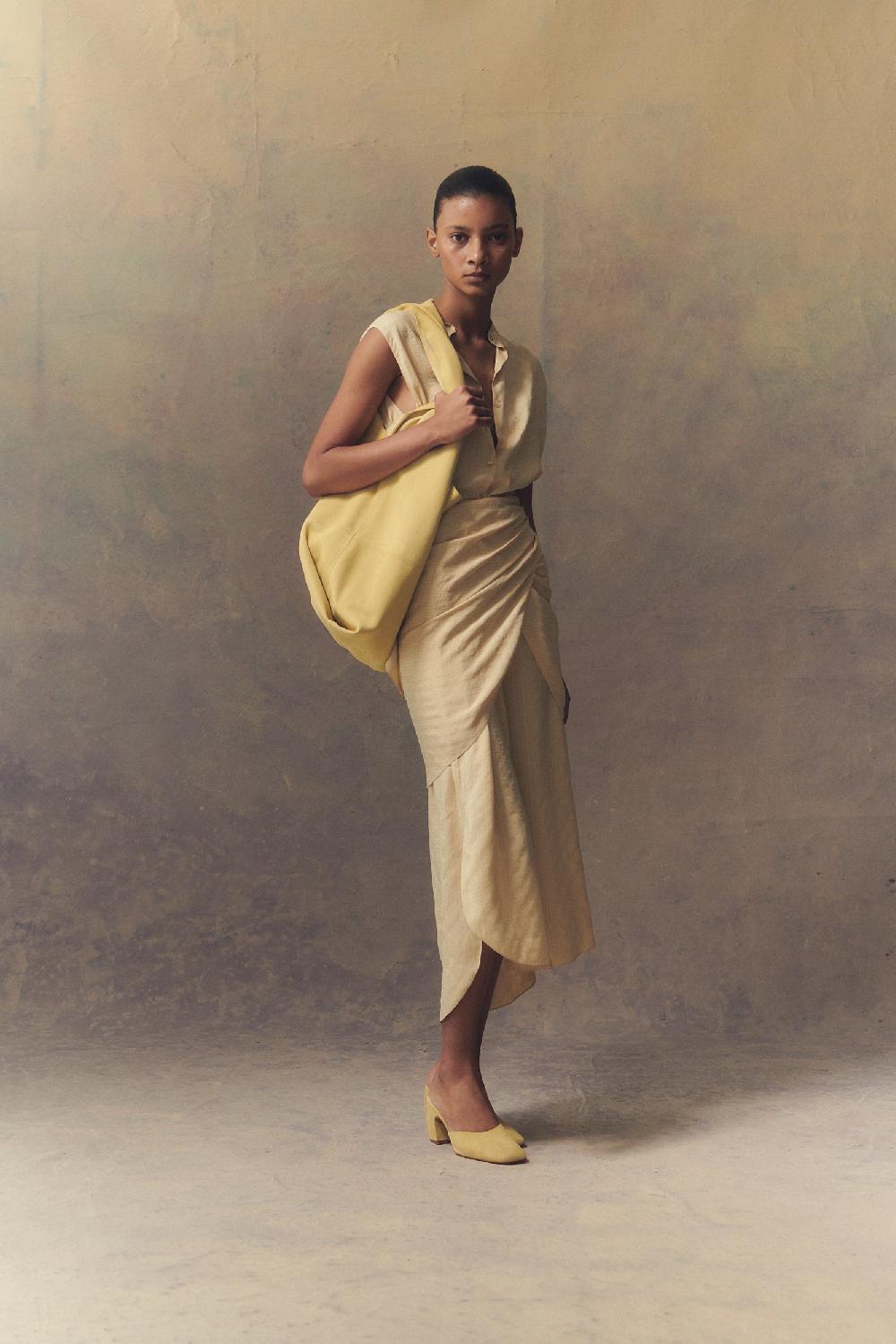 Cortana Luna Mule En Ante Amarillo Claro