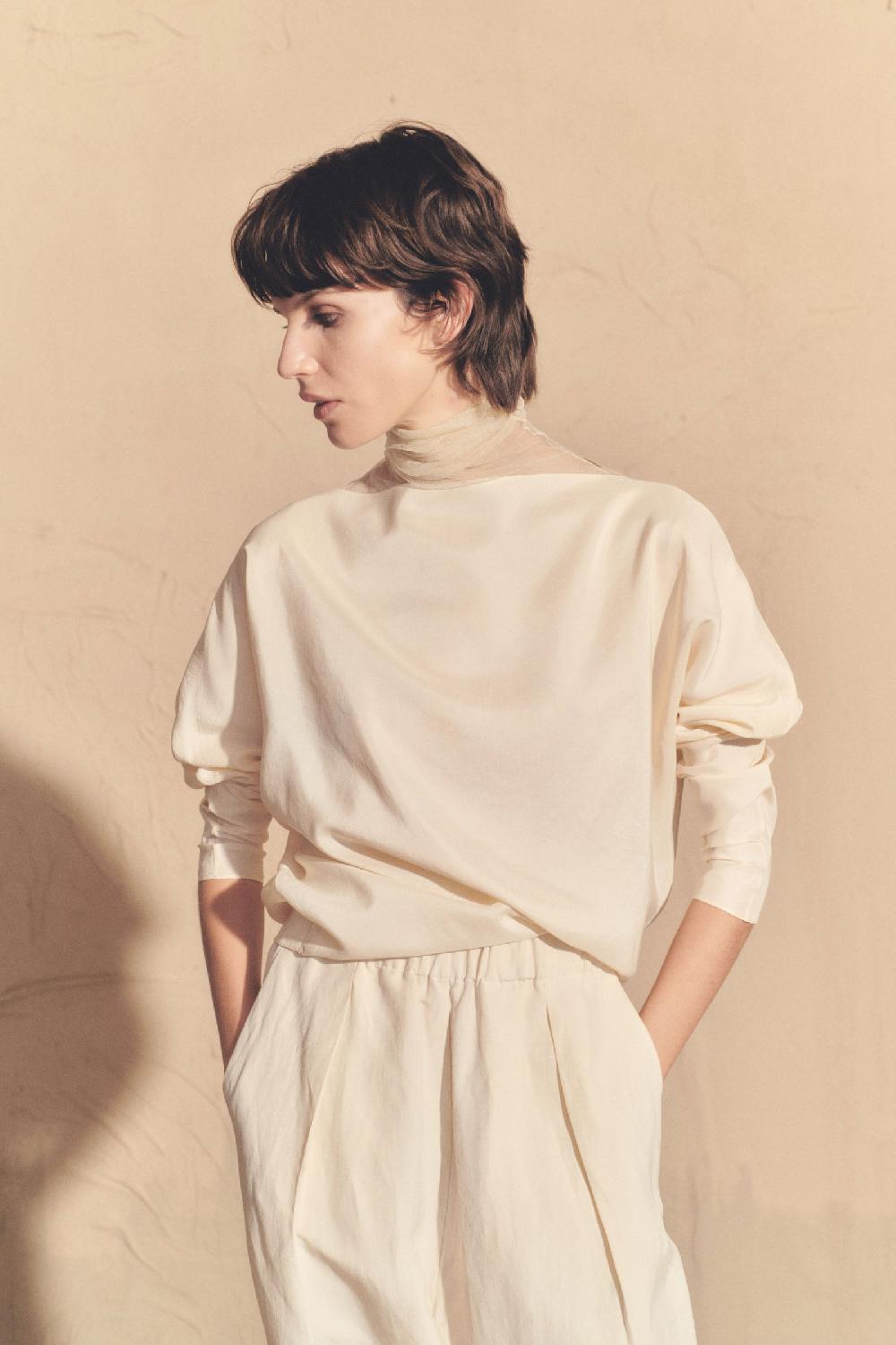 Cortana Pune Top En Seda Gris Humo