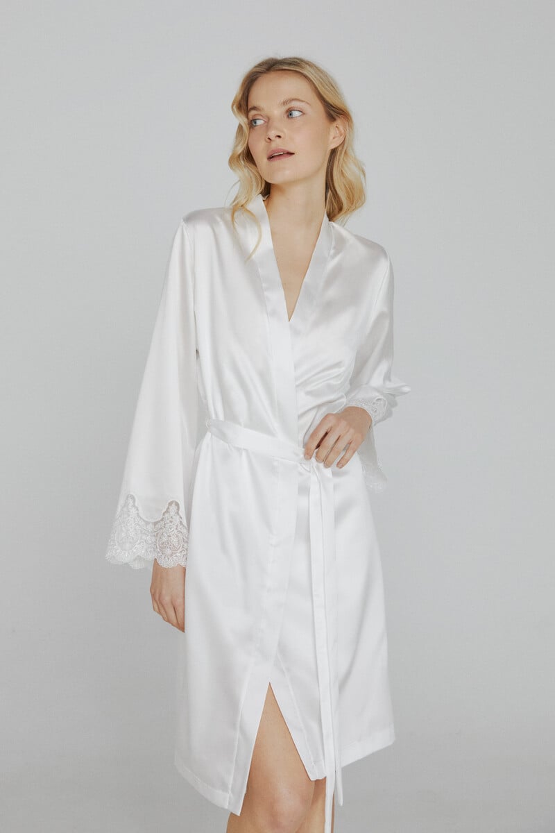 Cortefiel Bata De Mujer Ivette Bridal Corta Satinada En Blanco