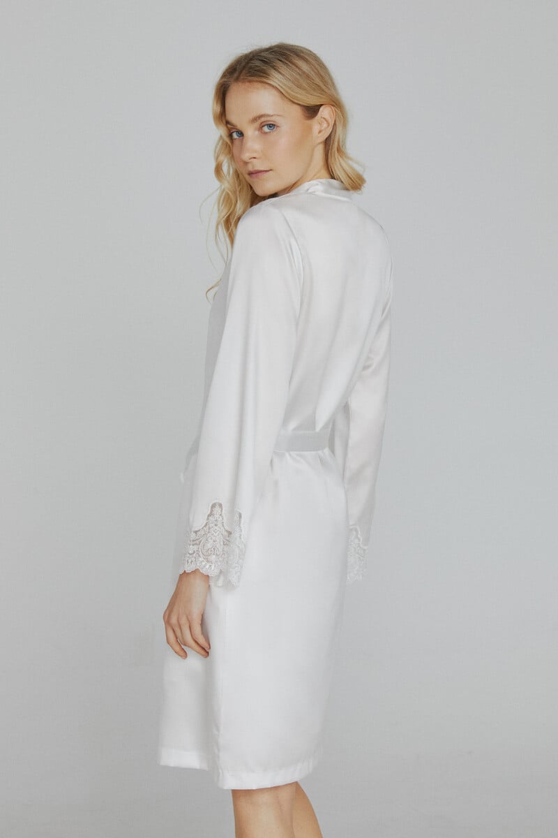 Cortefiel Bata De Mujer Ivette Bridal Corta Satinada En Blanco