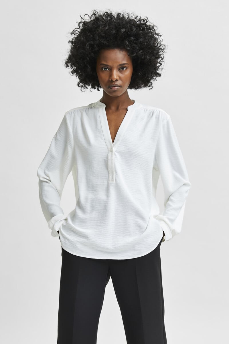 Cortefiel Blusa Fluida Con Cuello De Pico Confeccionada Con Materiales Reciclados
