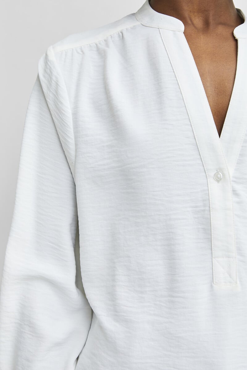 Cortefiel Blusa Fluida Con Cuello De Pico Confeccionada Con Materiales Reciclados