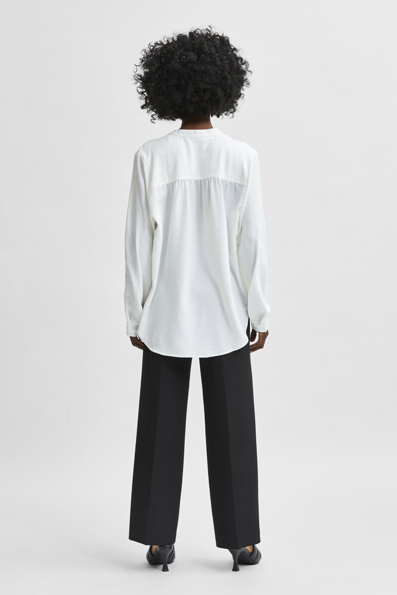 Cortefiel Blusa Fluida Con Cuello De Pico Confeccionada Con Materiales Reciclados