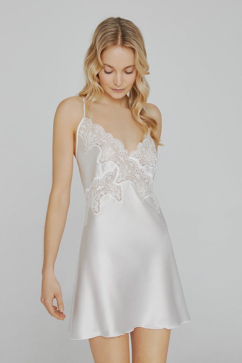 Cortefiel Camisón Ivette Bridal de raso con bordados en blanco