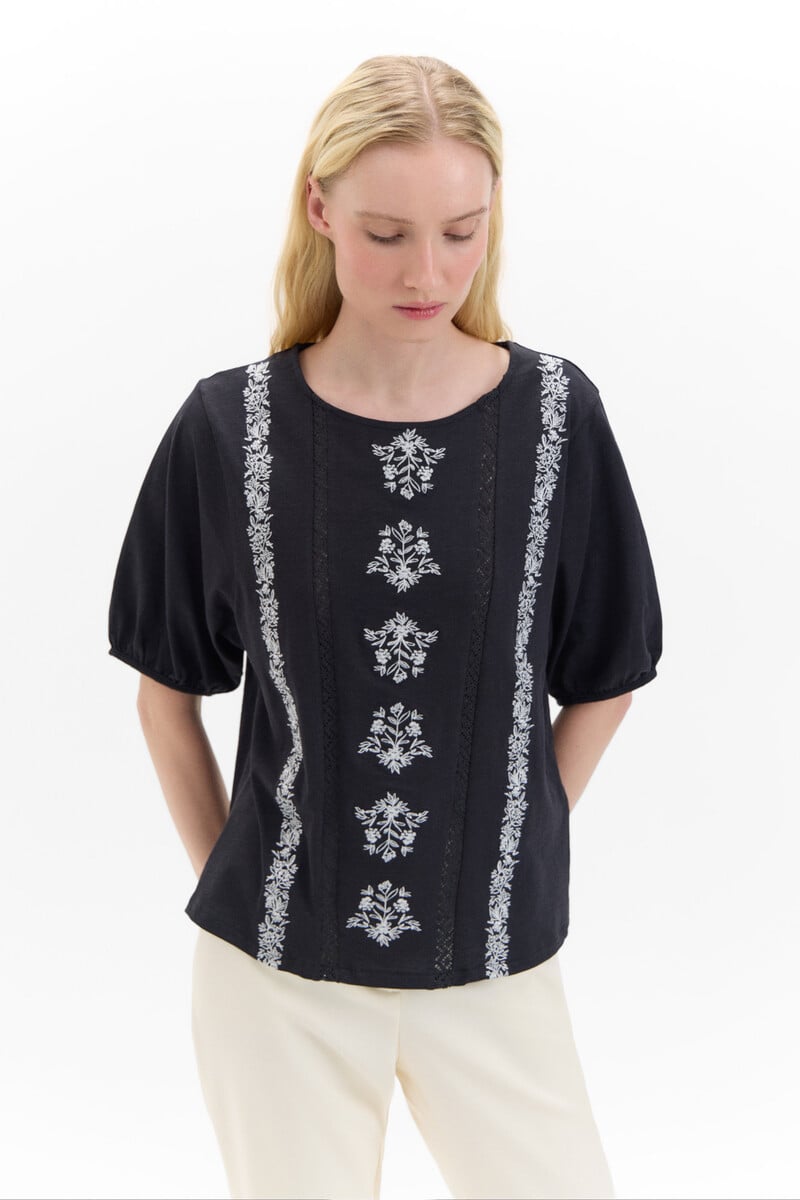 Cortefiel Camiseta bordada