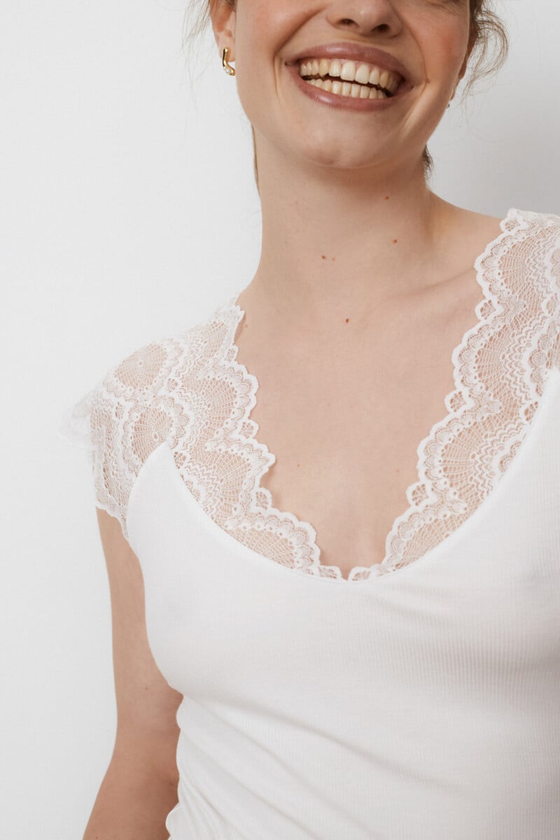 Cortefiel Camiseta Canalé Con Encaje