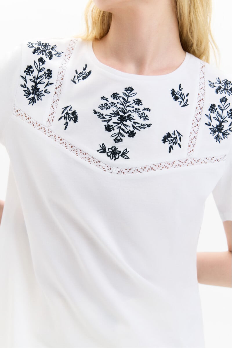 Cortefiel Camiseta Con Bordado Y Vainicas