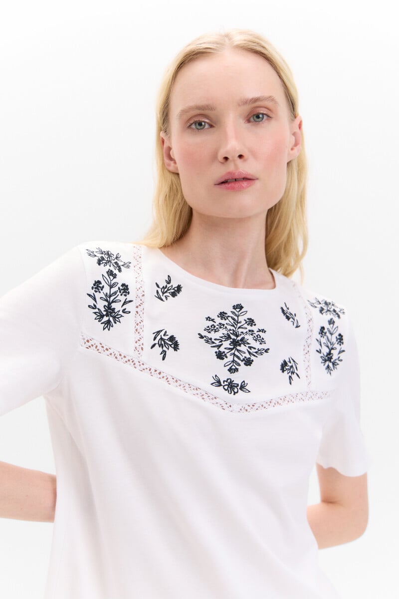 Cortefiel Camiseta con bordado y vainicas