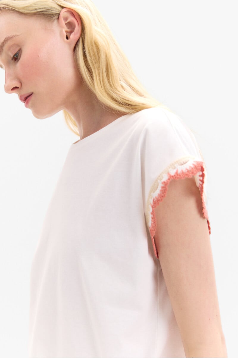 Cortefiel Camiseta con detalle crochet en manga