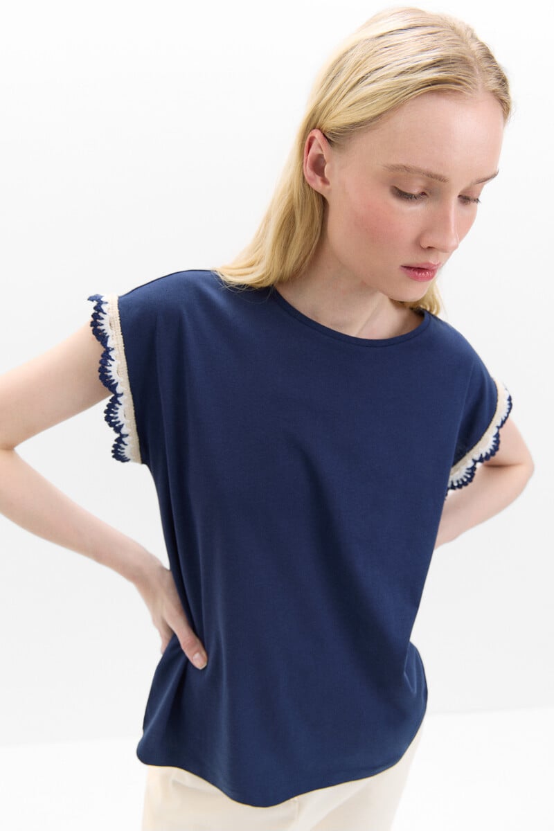 Cortefiel Camiseta Con Detalle Crochet En Manga