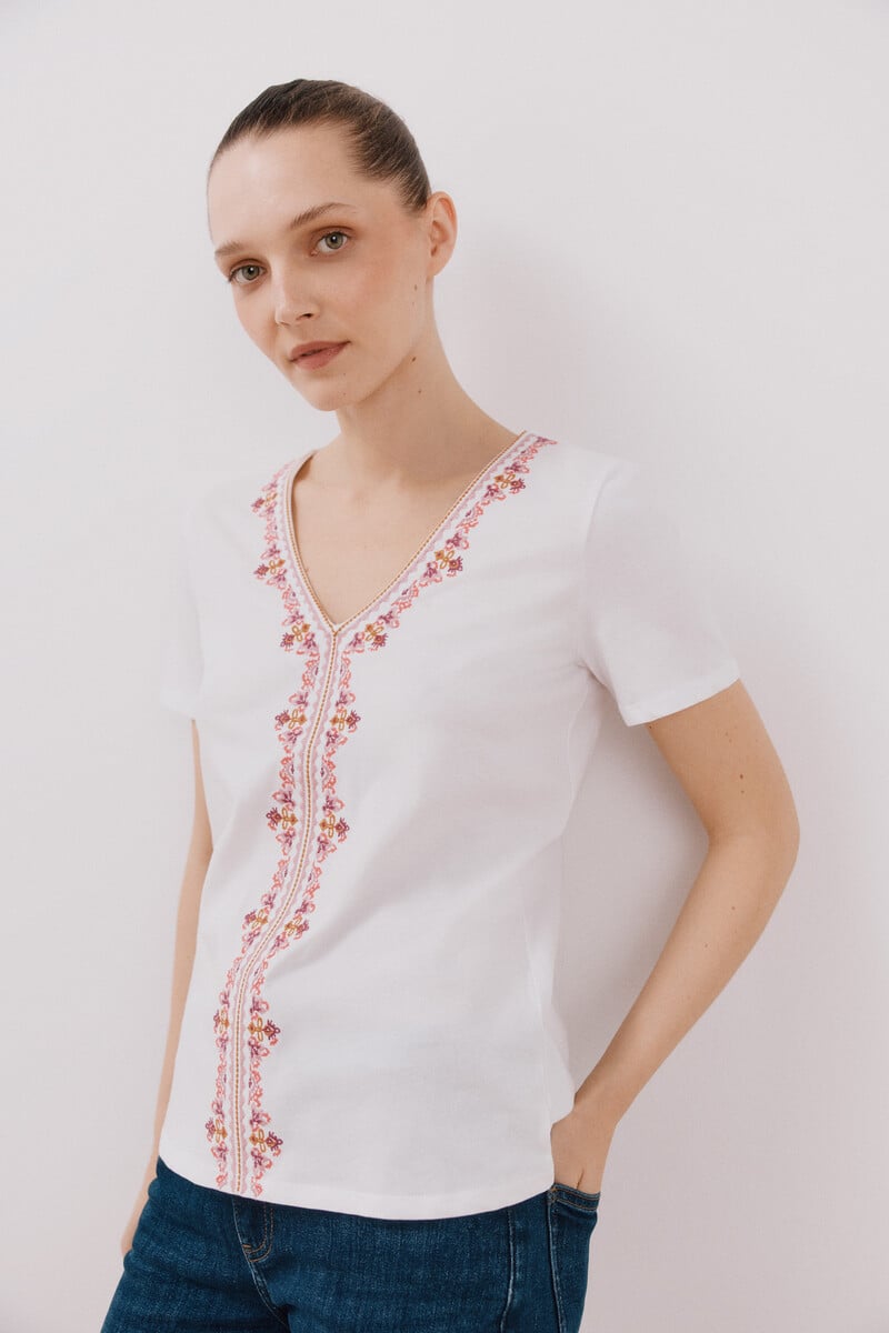 Cortefiel Camiseta escote pico bordada