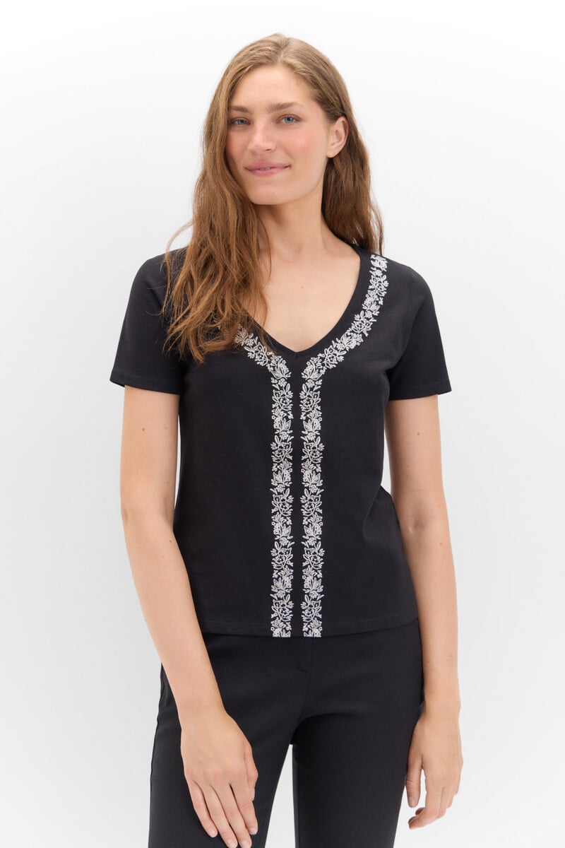 Cortefiel Camiseta Pico Con Bordado