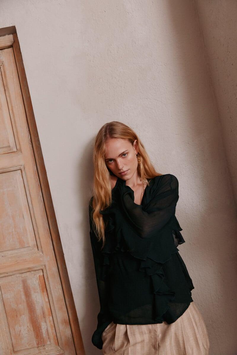 Cortefiel Carina. Blusa Volantes