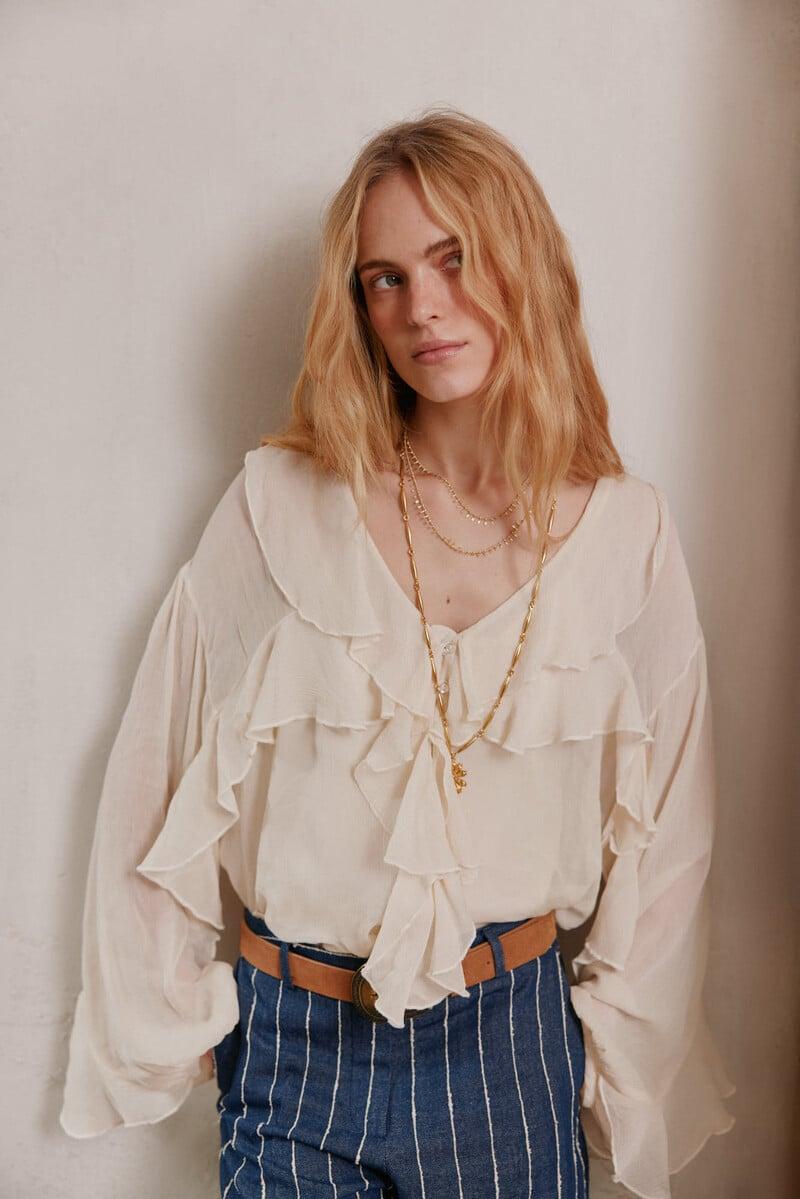 Cortefiel Carina. Blusa volantes